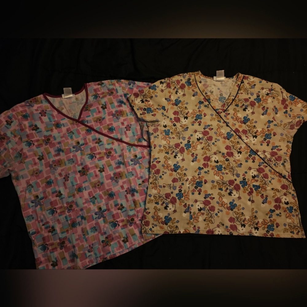 4 Ladies Medical Scrub Tops - Picture 2 of 3